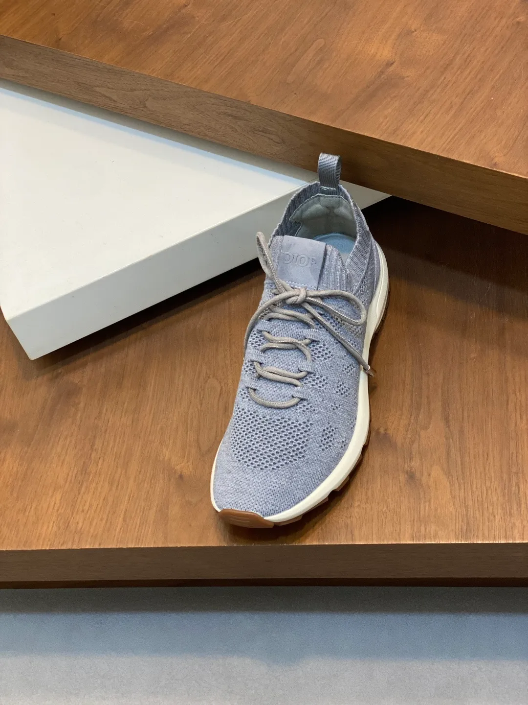 Factory price: 438💰Dior’s latest men’s fashion sneakers. This item draws inspiration from retro jogging shoes. Featuring a thick, low-top design, it features a mesh fabric upper and an ultra-light rubber foam sole. The side is decorated with an embossed "Di~r" logo. Code number: 39-44 (order 38, 45, 46)